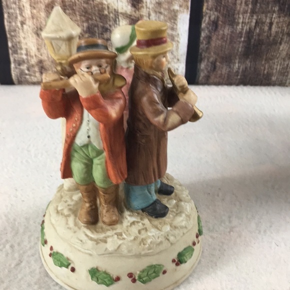 Porcelain Carolers musical Figurine (AP) - Picture 4 of 6
